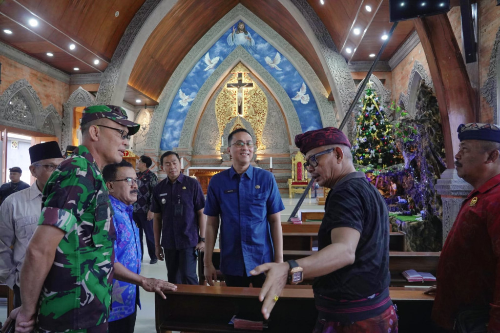 Pj. Sekda Surya Suamba Pantau Pelaksanaan Malam Natal di Wilayah Badung